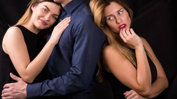 Изображение к статье: 8 тревожных сигналов, что мужчина скрывает другую женщину