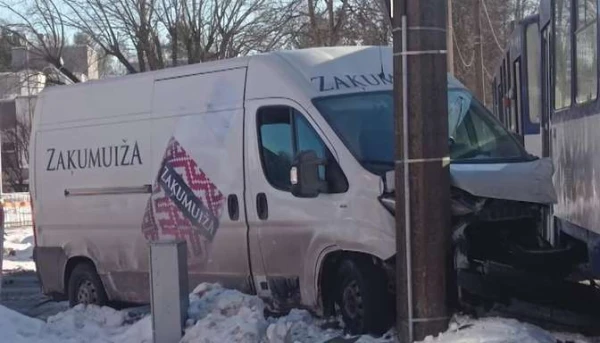 Изображение к статье: Начальник будет не в восторге: трамвай серьёзно помял фургон по доставке воды