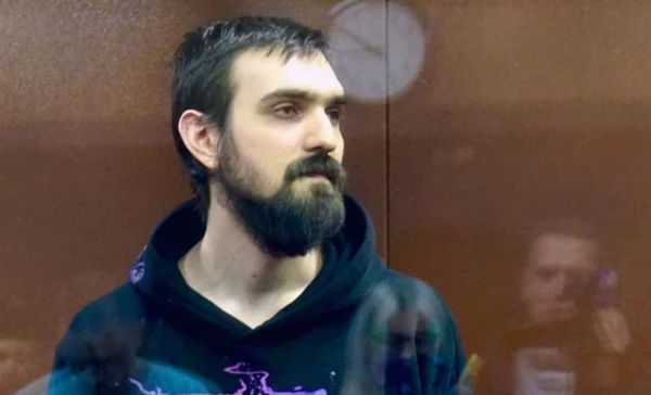 Комика Артемия Останина приговорили к 5 годам и 9 месяцам за шутки про «участника СВО»