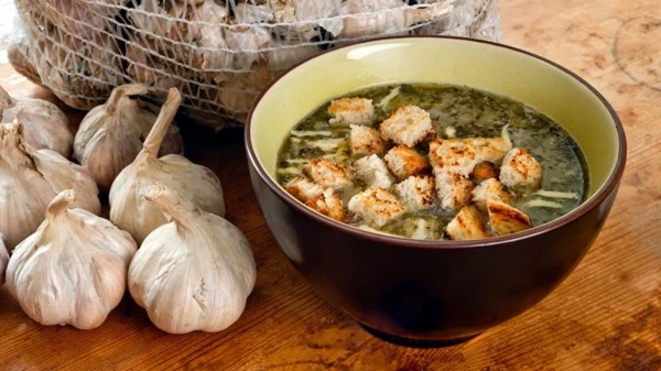 Изображение к статье: Чесночный суп «Чеснечка»: согревающее зимнее блюдо из Чехии