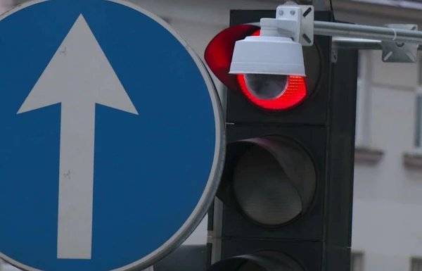 «Верните деньги!» В Майори убрали ловушку — камеру фиксации красного сигнала. Вернут ли штрафы?