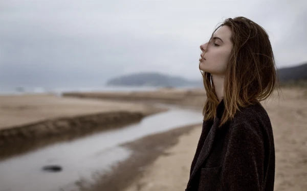 Изображение к статье: 5 признаков женщины, которой в детстве не хватило родительской любви