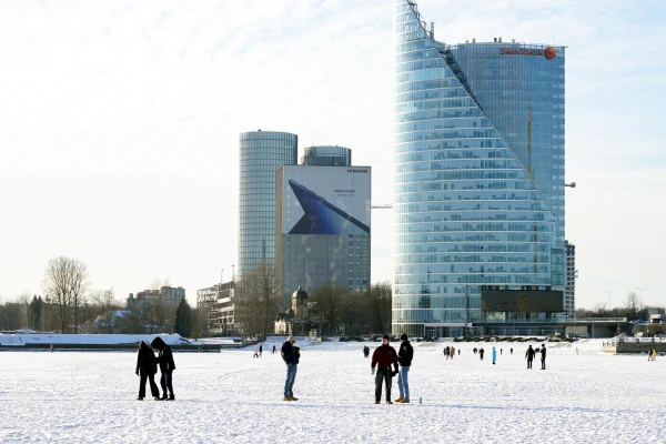 Изображение к статье: «Стойте!» Введены штрафы за прогулку по льду на Даугаве