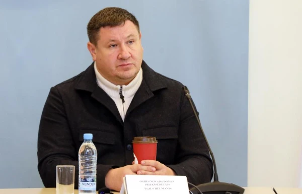 Изображение к статье: «В качестве министра обороны он даже вреден». Один из лидеров Нацобъединения недоволен визитом министра в Огре