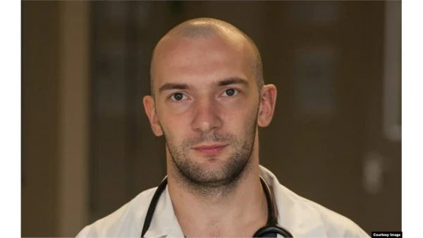 Изображение к статье: Врача, который лечил Навального, лишили работы в Латвии из-за российского паспорта