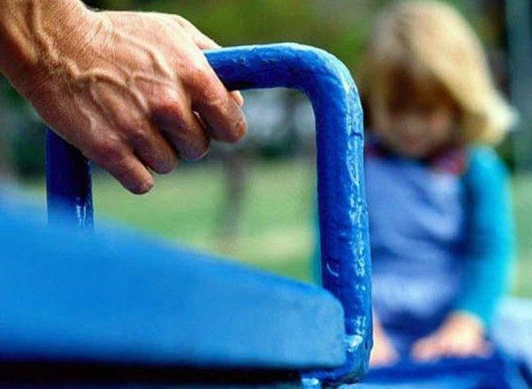 Пугающая тенденция: сколько людей в Латвии борются со склонностью к сексуальному насилию над детьми