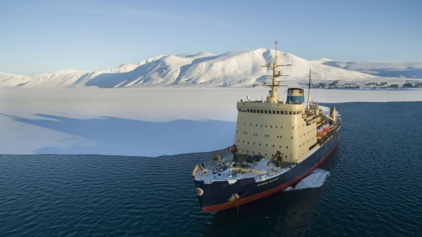 Ледокол «Адмирал Макаров» на рейде в бухте Провидения.