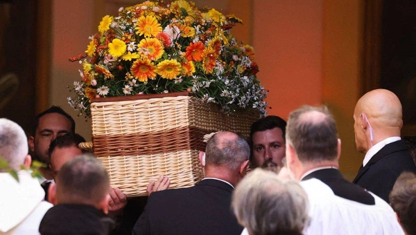 Изображение к статье: В такой корзиночке с цветами знаменитая артистка ушла в вечный покой.