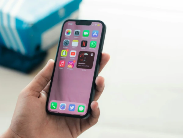 Изображение к статье: Цену замены батареи iPhone назвали грабежом