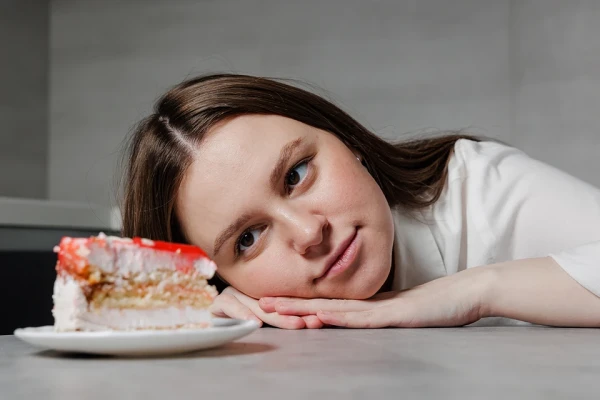 Почему тянет на сладкое: что за сигналы за этим стоят