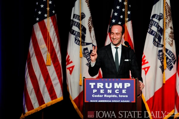 Изображение к статье: Стивен Миллер на предыборном митинге Трампа.