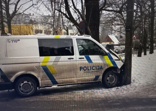 Изображение к статье: В Золитуде полицейская машина встретилась со столбом. Оба пострадали