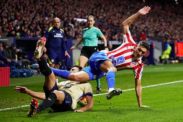 Изображение к статье: В первом матче 1/2 финала Кубка Испании «Атлетико» с разгромным счетом победил «Барселону»