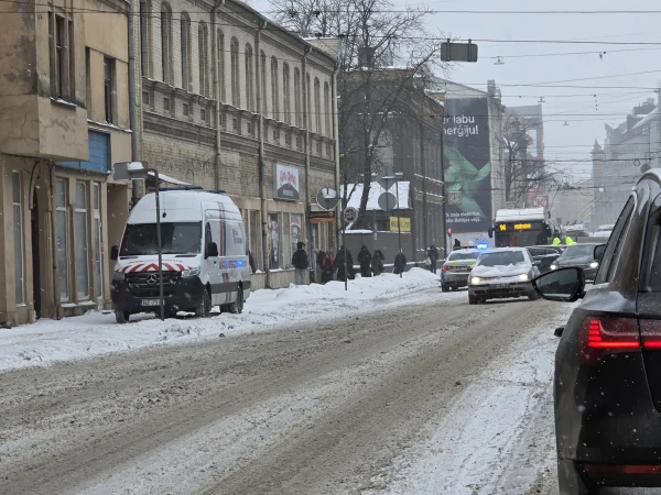 Изображение к статье: Такого снегопада давно не знали здешние места: Рига встала в пробках