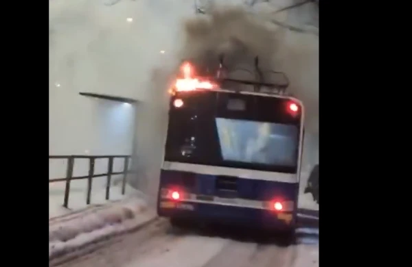 В Риге ярким пламенем загорелся троллейбус: что с пассажирами?