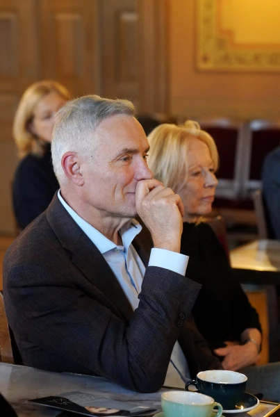 Компанию от банкротства спас... снег