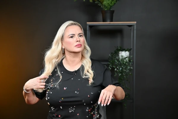 Прекрасная Анна искренне возмущена.