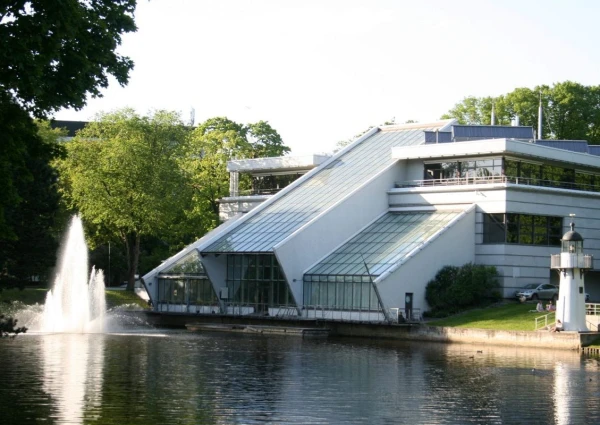 Изображение к статье: Посольство или приют одиноких миллионеров? Что будет в проданном офисе Рижского порта на берегу городского канала