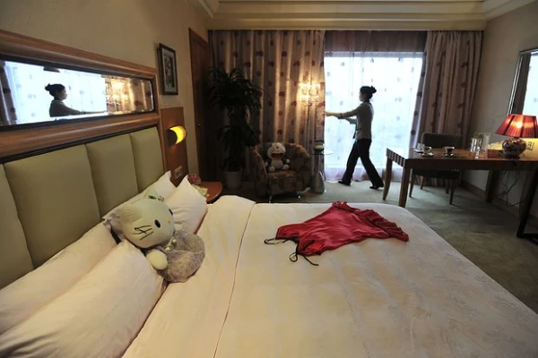 В отелях Китая начали устанавливать скрытые камеры для съемки секс-видео