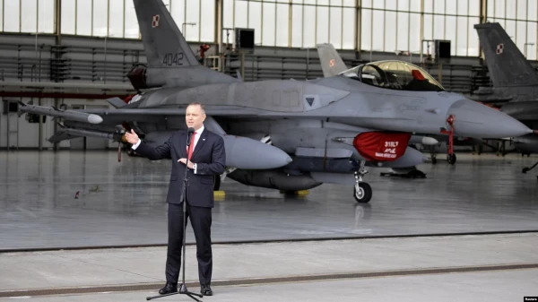 Изображение к статье: Польский глава комфортно себя чувствует на фоне ударных самолетов производства США.