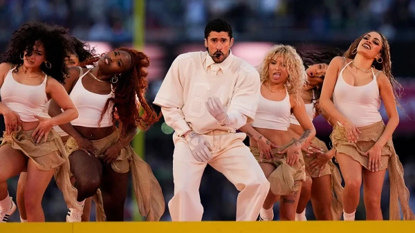 Изображение к статье: Эти красотки показались старперам слишком горячими.