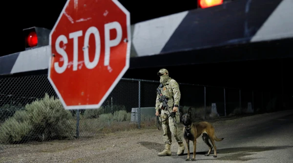 Изображение к статье: Американский военнослужащий у входа в Зону 51 в штате Невада.