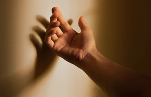 Врач оценил вред привычки хрустеть пальцами