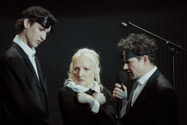 Спектакль о странной природе человеческого мозга. Фото: Янис Дейнатс.