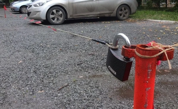 «Личная» стоянка посреди общей собственности? Проблемы с автопарковкой в Риге