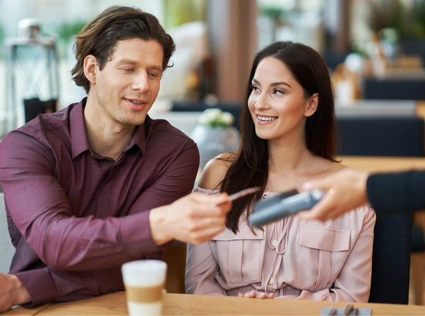 Психологи о шаблоне «он должен обеспечивать, я должна быть счастлива»: почему это опасно для пары