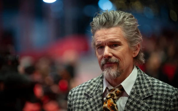 Изображение к статье: Итан Хоук о политических заявлениях знаменитостей: «Не стоит ждать совета от пьяных актеров»