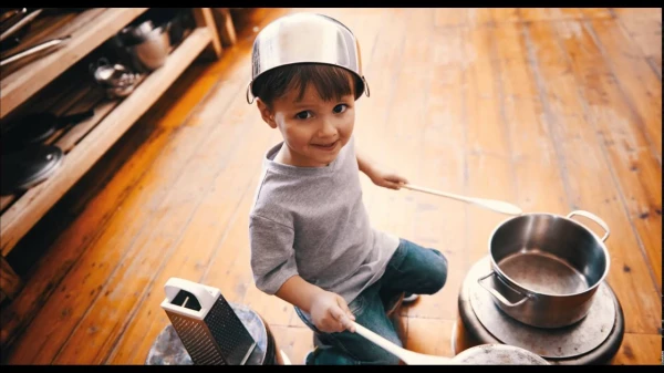 Изображение к статье: Не игрушки, а домашние предметы: что помогает развитию детей