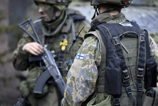 Изображение к статье: А вооружены финские солдаты по-прежнему "Калашами".