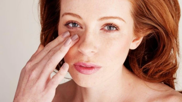 Причины внезапного подергивания века и способы борьбы с ним