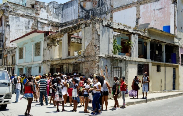 Изображение к статье: Обычная очередь за продуктами в Гаване.