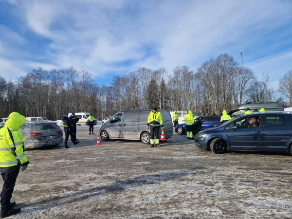 Изображение к статье: 300 автомобилей и 9 автобусов: полиция в ходе рейда проверила почти 500 человек