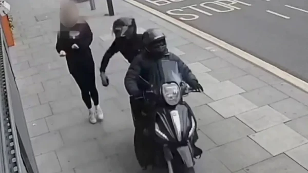 Изображение к статье: Часто телефон просто выхватывают из рук жертвы.