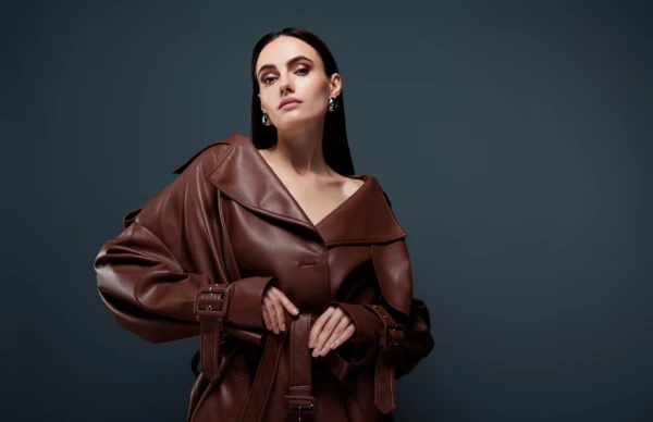 Весна-2026: темно-коричневые тренчи вытесняют бежевые на улицах Парижа