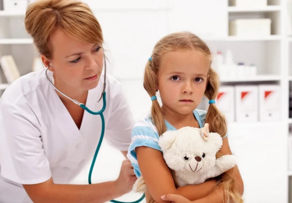 Ребенок боится врачей: как помочь ему избавиться от страхов