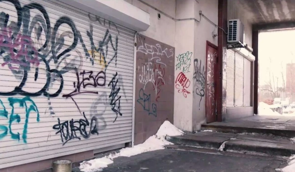 Изображение к статье: «Надо ловить!» Жители Пурвциемса возмущены разрисованными стенами зданий