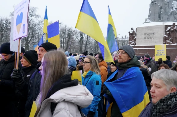 Несколько сотен человек собрались у Памятника Свободы в поддержку Украины