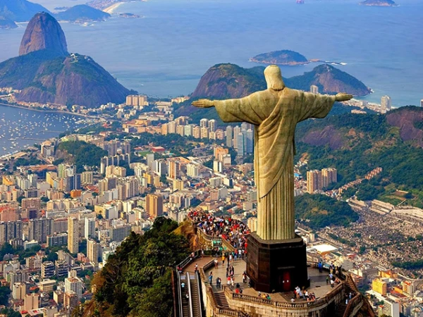 Изображение к статье: В этом городе все ходят в белых штанах.