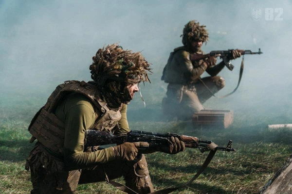 Хлопцы идут вперед.