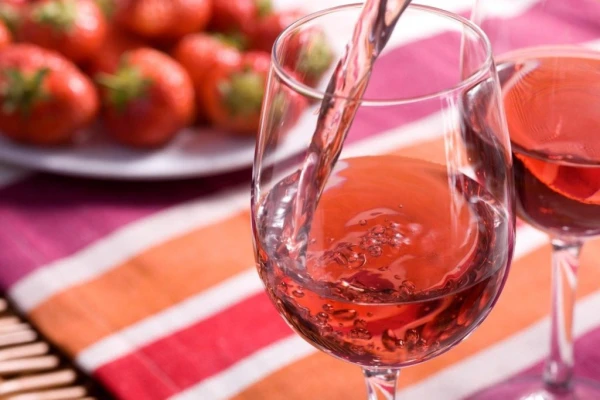 Изображение к статье: Никакого бекона и спаржи: что не стоит подавать к розовому вину