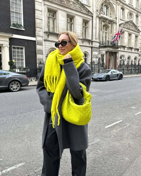 Один аксессуар — три образа: как вписать шарф с бахромой в весенний гардероб