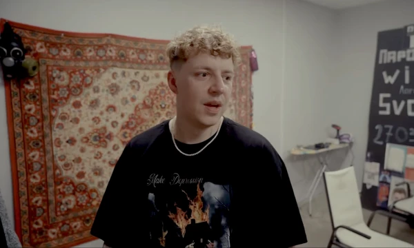 Певец из Латвии получил гражданство России; его могут лишить латвийского гражданства