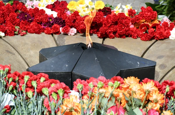 Изображение к статье: Во время обслуживания «Вечного огня» на мемориале в Даугавпилсе произошел взрыв