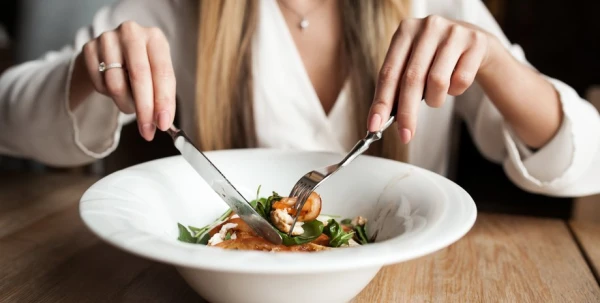 Изображение к статье: Не есть перед сном: как это влияет на давление, сахар и качество сна