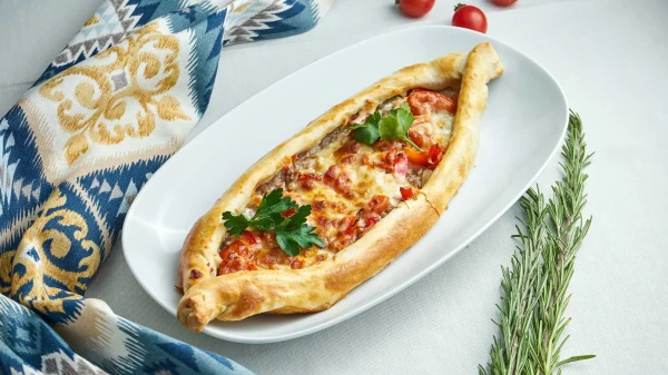 Ленивая пицца по-турецки: готовим мясные «лодочки» в духовке