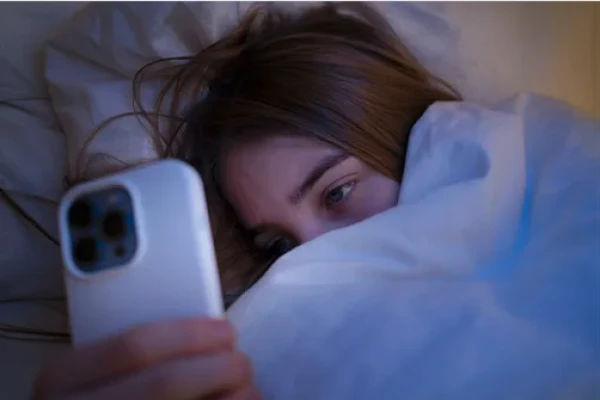 Раскрыты риски для здоровья при использовании смартфона